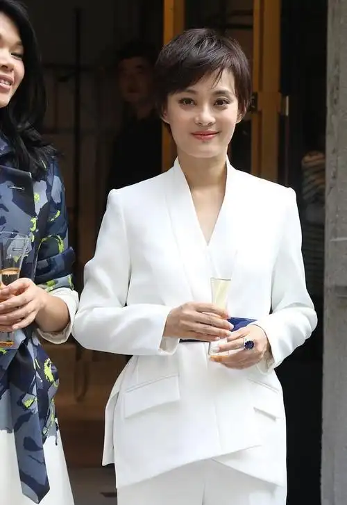 孙俪瘦过头了西装都撑不起来系上腰带还这么松垮