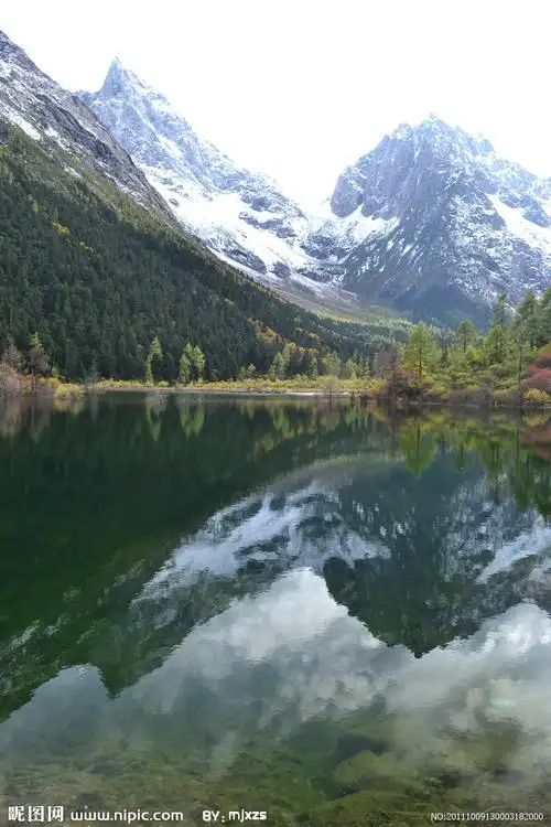 雪山湖泊图片