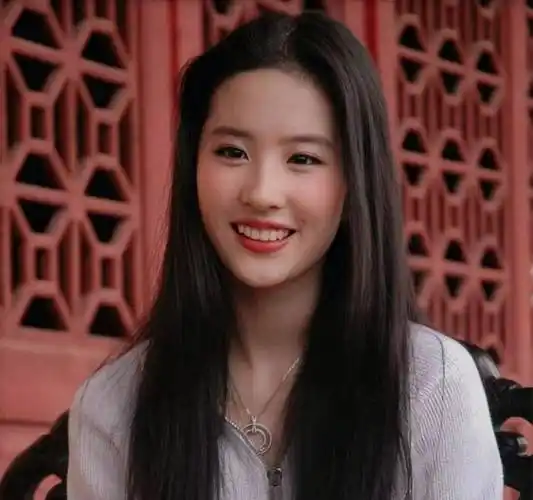 作为内娱颜值天花板,刘亦菲从十几岁出道以来就长成了所有女生梦寐以