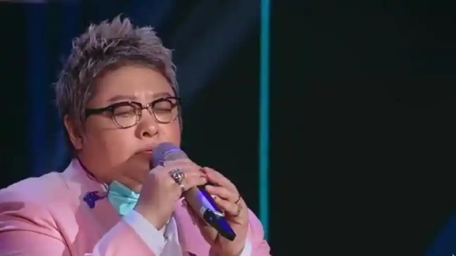 韩红演唱天之大唱哭全场观众这样的唱功不愧是专业歌手