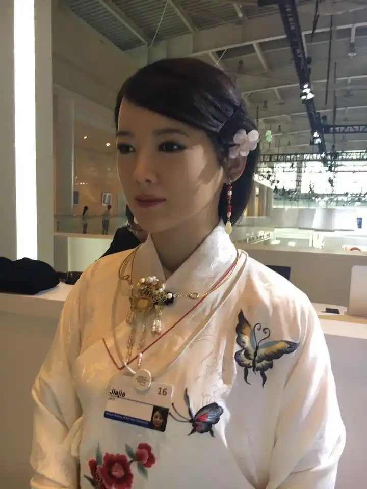 中国宁波网 新闻中心 首页精彩图片  "我们特地给机器人穿上了汉服,就