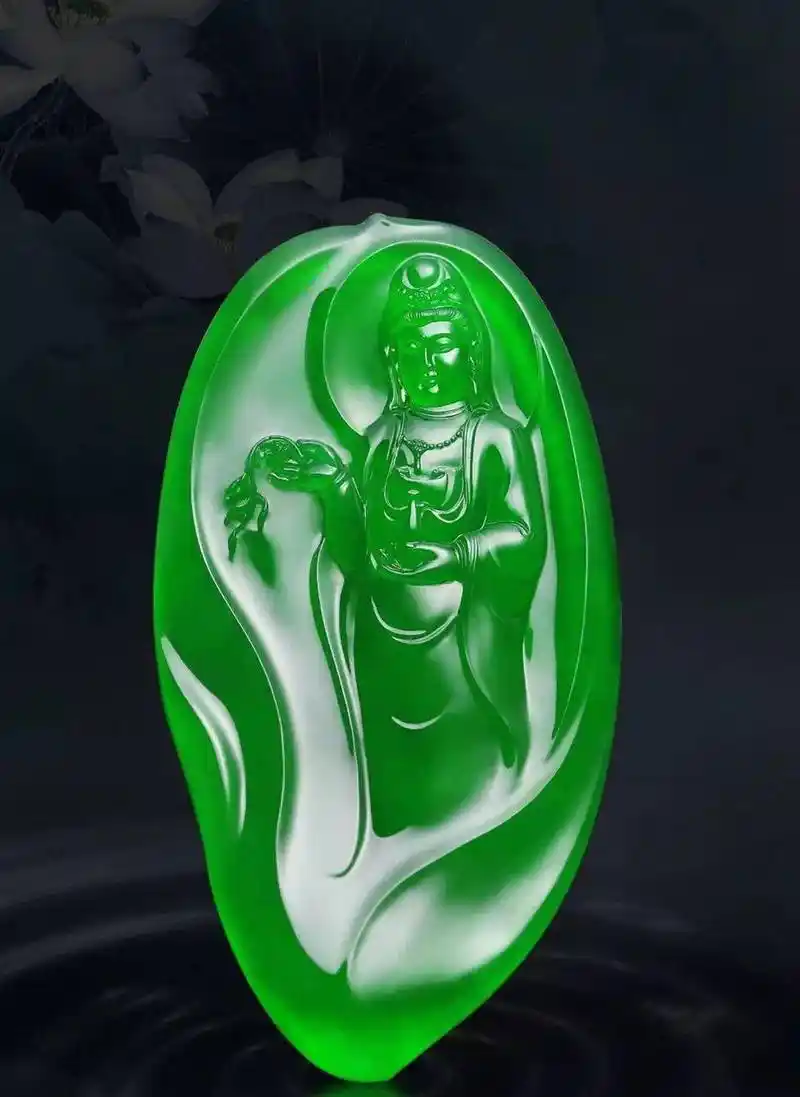 帝王绿翡翠精品的宴席绿得流油顿时感觉心乱神迷你找到目标了吗