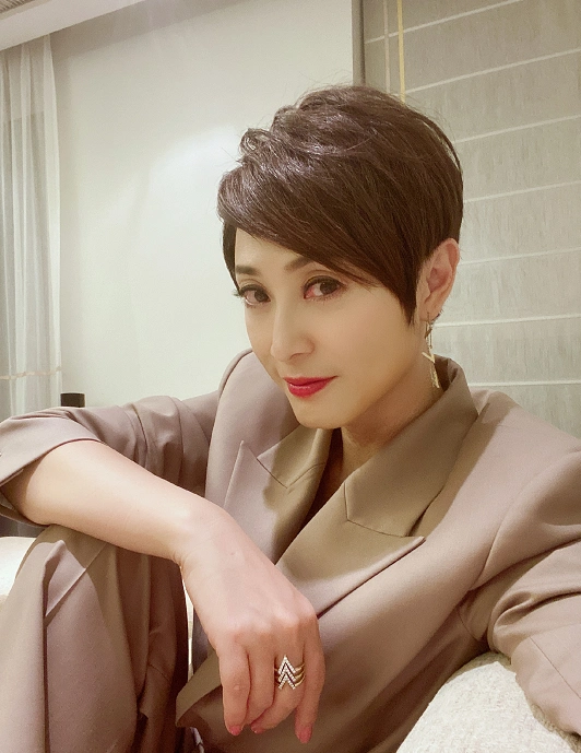 陈法蓉的穿搭大多数都非常的霸道,但实际生活中她其实还是很休闲的,像