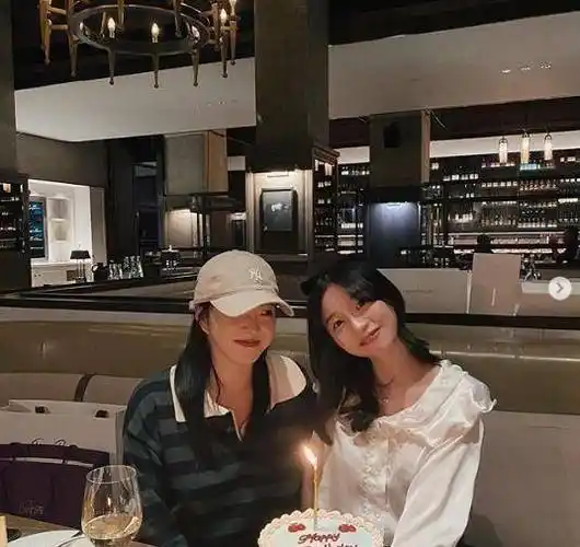 华谊千金王文也罕见秀恩爱,两人身高相仿,表示主动追求男友_照片_感情