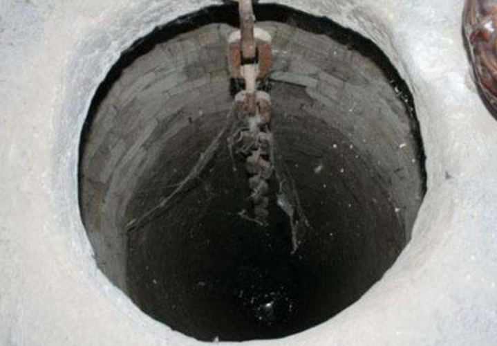 北京古老的锁龙井,井口铁链下到底是什么?传说至今无人分辨真假