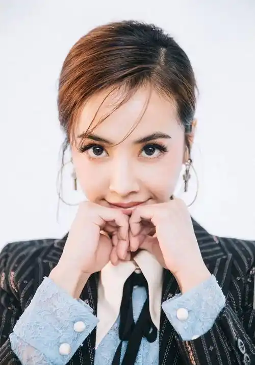 43岁蔡依林逛纽约博物馆,坐姿豪迈跷二郎腿,一细节被质疑老花眼_生活