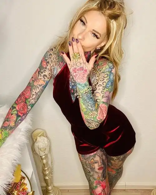 德国55岁祖母花费27万打造全身90彩色纹身皮肤够紧致显华丽