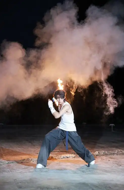 林秋楠火焰少年随拍# 龙拳小子-林秋楠隨拍掉落,挑戰高"燃"空翻,逆光