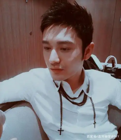 黄晓明微博晒自拍,42岁的颜值真是绝了,粉丝:我教主的神仙颜值