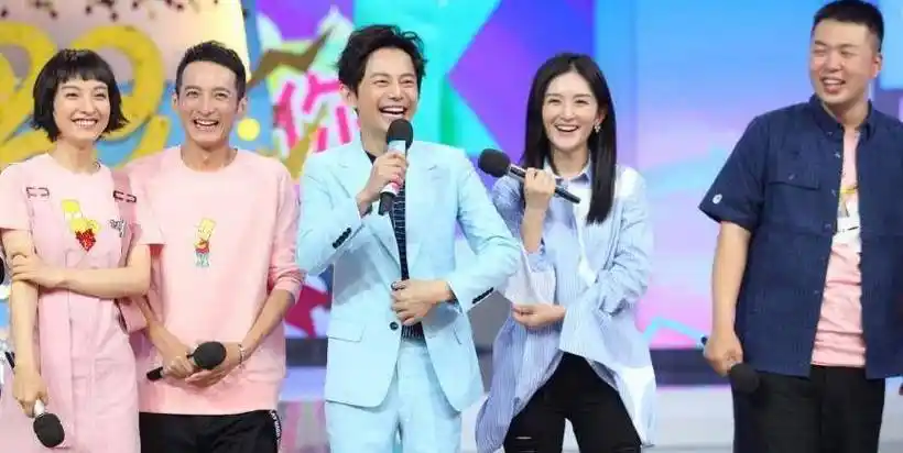 在何炅的介绍下,谢娜也加入了快乐家族,并在李湘退出之后,代替了李湘