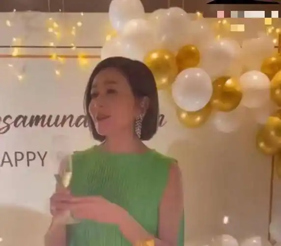 关之琳59岁生日开趴欢庆捧香槟不断敬酒成派对宠儿嘟嘴送飞吻心情好