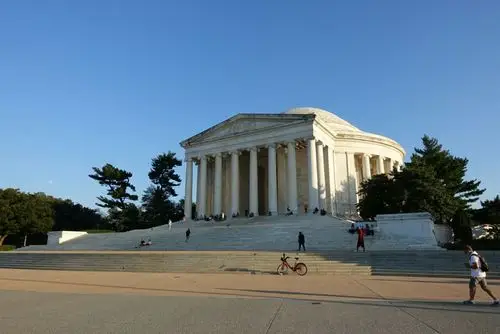 杰弗逊纪念堂位于波托马克河东侧,潮汐湖畔.