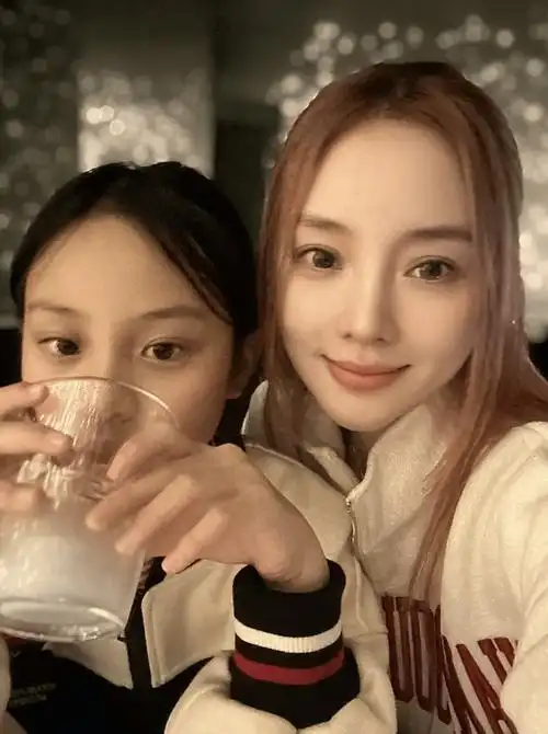 李小璐带女儿出游,10岁甜馨青春期头小手大,母女身高只差半个头_孩子