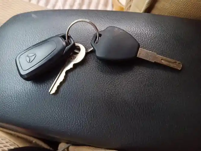 本人于6月13号晚上,在崇福公园丢失一串雅迪电动车钥匙.