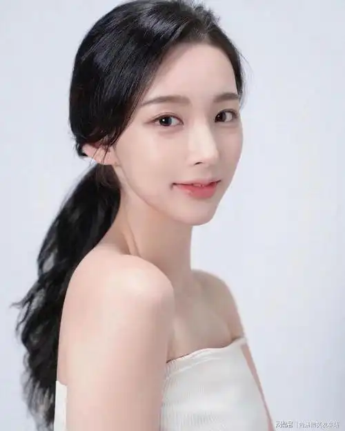 今天养眼美女韩国模特soyou精致五官气质出众窈窕身姿