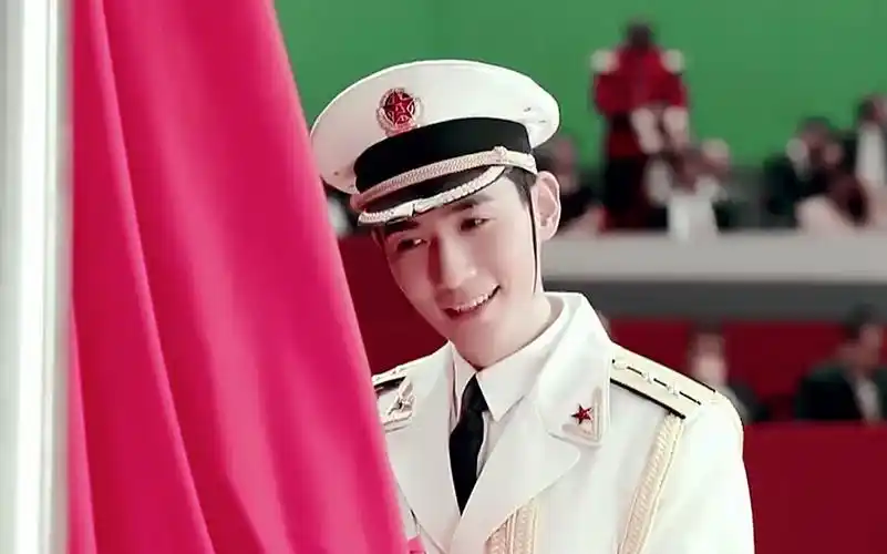 【朱一龙|我和我的祖国】幕后花絮 导演:哇 ,太棒了!拢龙害羞的笑了.