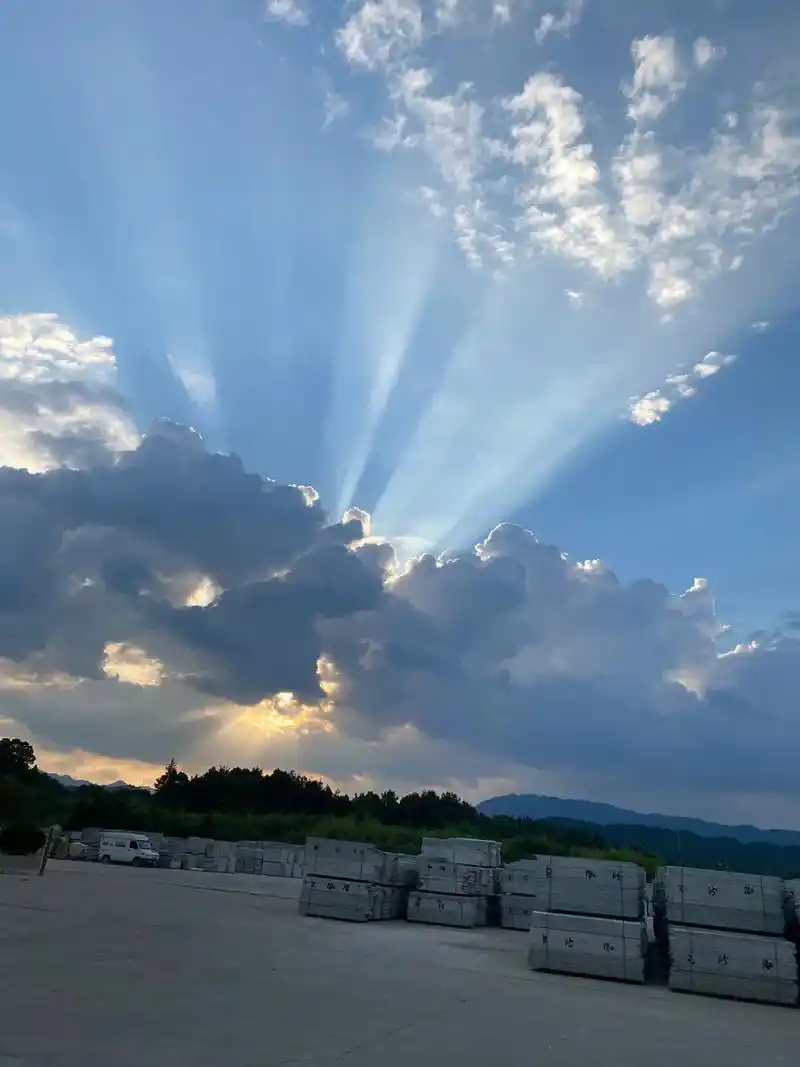 太阳光芒四射,有人说好暖和,有人说好热,太刺眼,你看太阳都做 - 抖音