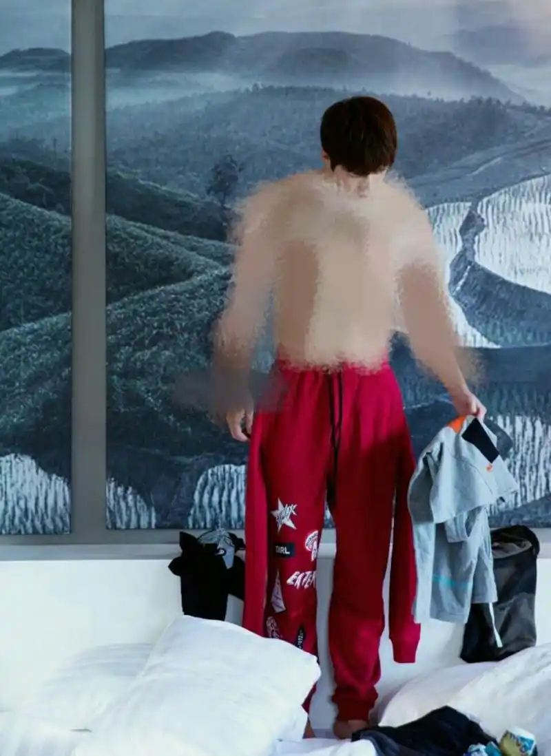 陈学冬晒照秀腹肌,当粉丝为他p上衣服后,画风突变