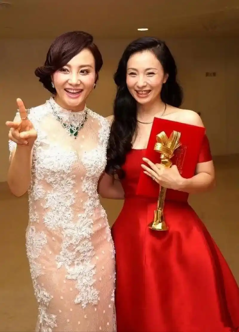 大陶红和小陶虹同框,穿蕾丝裙尽显"丰腴美",大2岁更有女人味