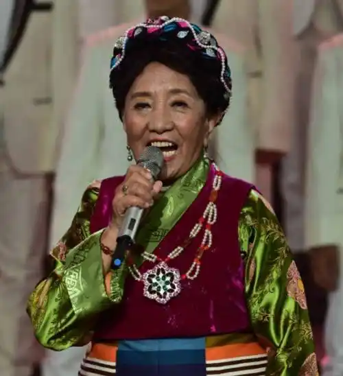 歌唱家雍西:韩红是她女儿,早年丧夫再婚,现在最担心女儿的婚事_北京