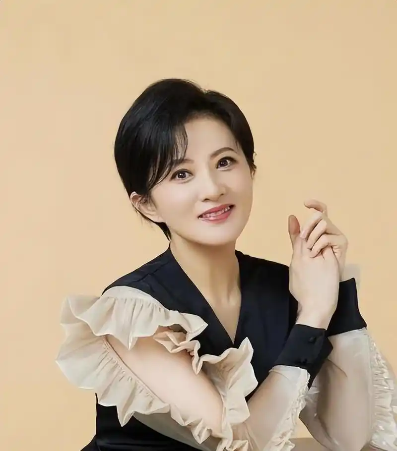 小婉君金铭,其实没有长残,但为何就是给人普通的感觉?__财经头条