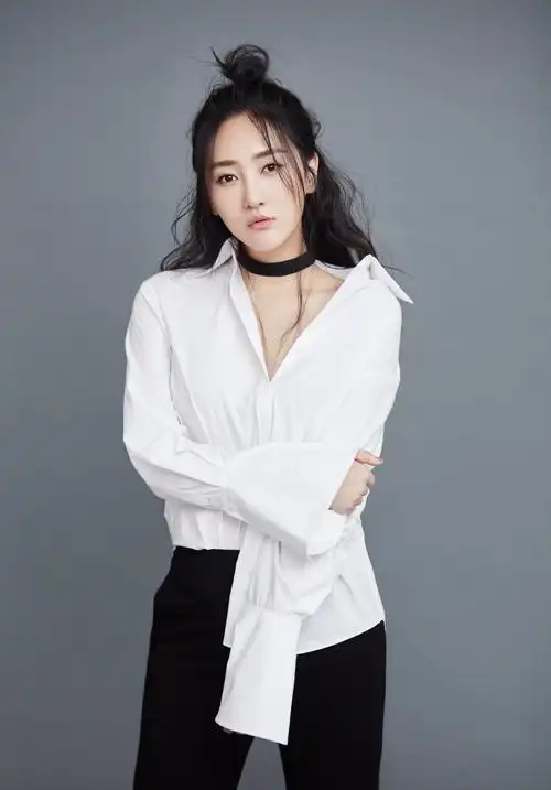 高姝瑶质感写真大秀美腿 眼神魅惑"锁骨精"