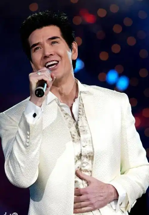 费翔:父母分手姐姐早逝,独自照顾母亲至今,62岁仍是单身