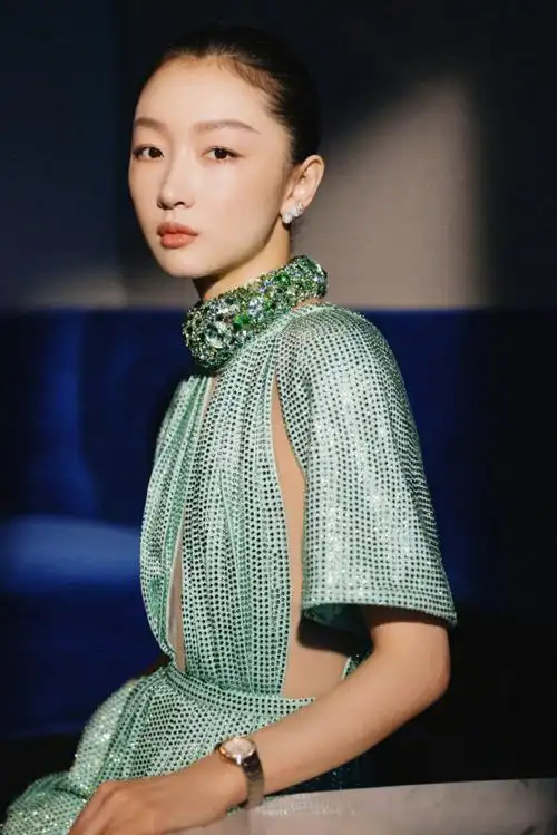 w年度盛典红毯#身穿area 2024春夏系列的(我女儿)@周冬雨亮相今晚