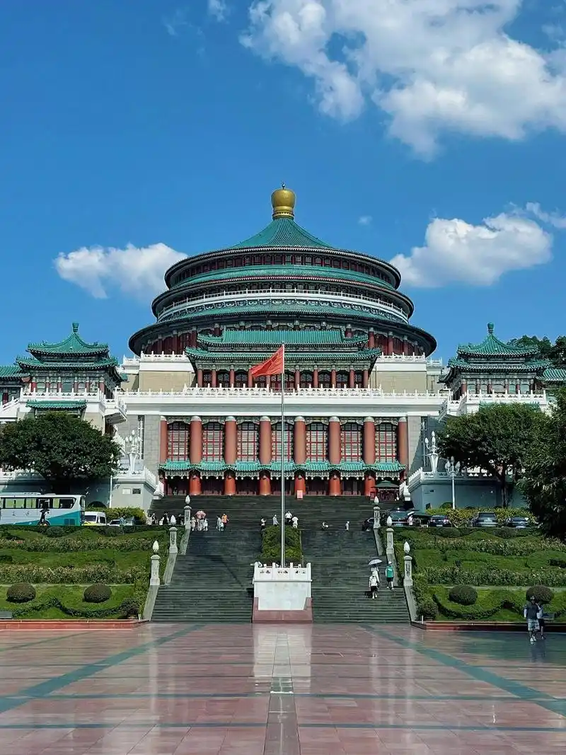 重庆人民大礼堂,就是这么清亮丨国⑦ 大礼堂位于重庆市中心,重庆三峡
