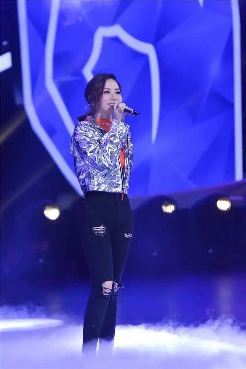 此外,小源还实现幼年梦想,与邓紫棋合作演唱,还在合唱后抑制不住自己