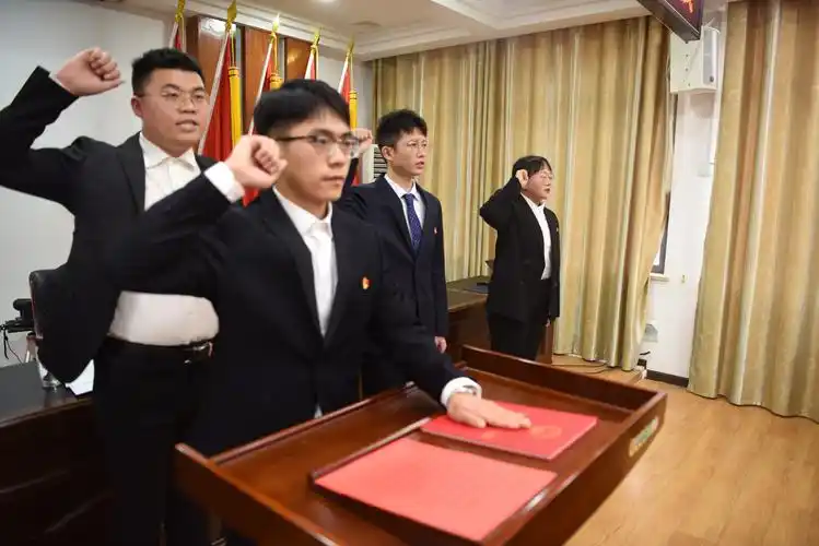 市纪委监委组织2021年新进公务员进行宪法集体宣誓