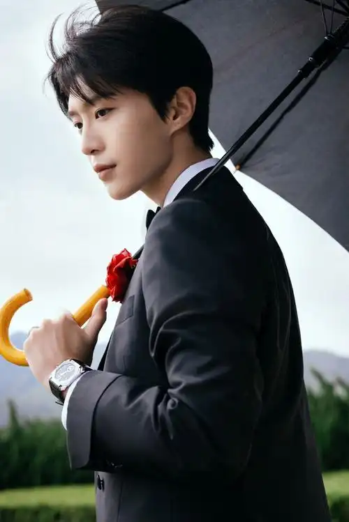 范丞丞坐玩具车走红毯##范丞丞玫瑰胸针