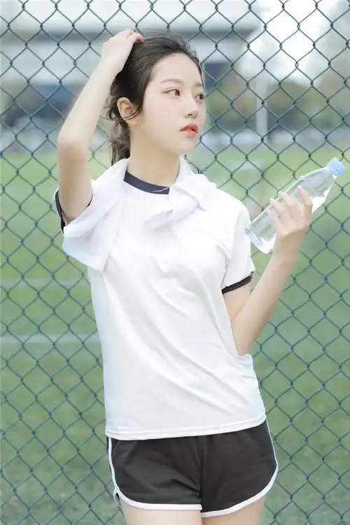 操场美女运动校服长腿诱人写真