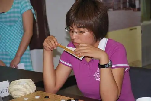 王祥云把玩折扇新浪体育讯 北京时间9月3日,第7届建桥杯中国女子围棋