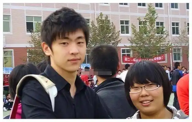 事实证明邓伦近照曝光还想复出的试探撕开了娱乐圈的遮羞布