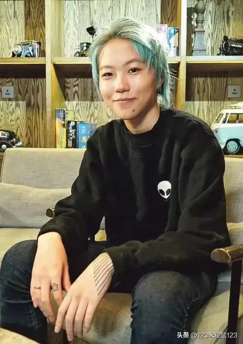 窦靖童最新封面一改往日造型留长发美丽动人气质不输王菲