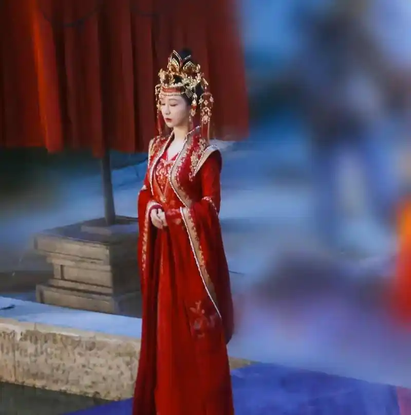 杨紫《长相思》大婚路透,小夭为别人穿上红色嫁衣,粉丝:美哭了