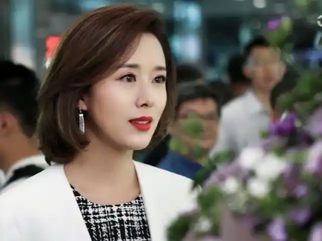 颜丹晨因嫦娥仙子而知名,如今42岁的她身材超好,颜值依旧在线