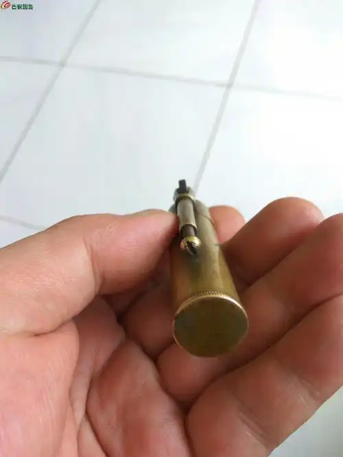 老铜制汽油打火机,底有字可惜磨损不清了,好看能用