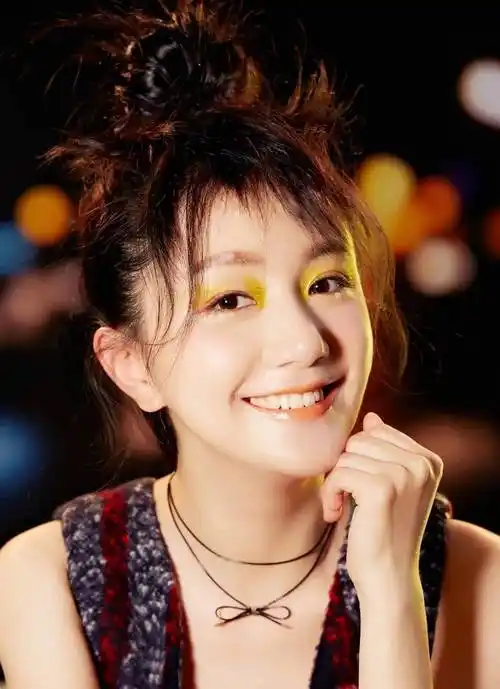 她是黄轩前女友,事业巅峰后陷入低谷,整容失败,39岁仍单身.