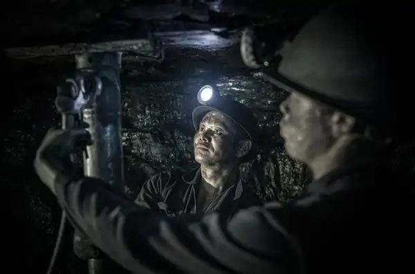 井下作业的矿工