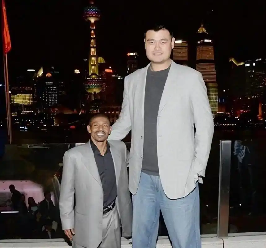 曾志伟似侏儒 姚明身高2米26体重300斤往上,据说现在都快400斤了,这