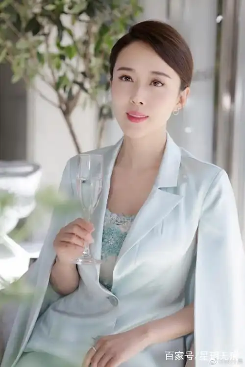 "最美嫦娥"颜丹晨晒最新美照,两套清新look宛如出水芙蓉!