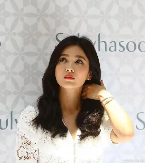 近期,韩国女演员宋慧乔宣布加盟新片《黑色修女们》,这一消息在影迷中