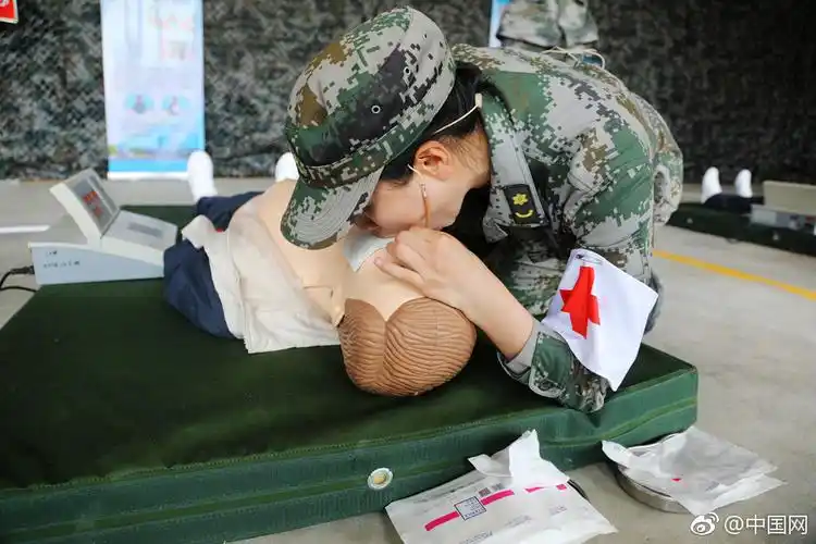 美女护士亲示心肺复苏术