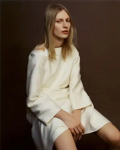 朱莉娅诺比斯-现代极简主义中性色调的女装秀-m le杂志