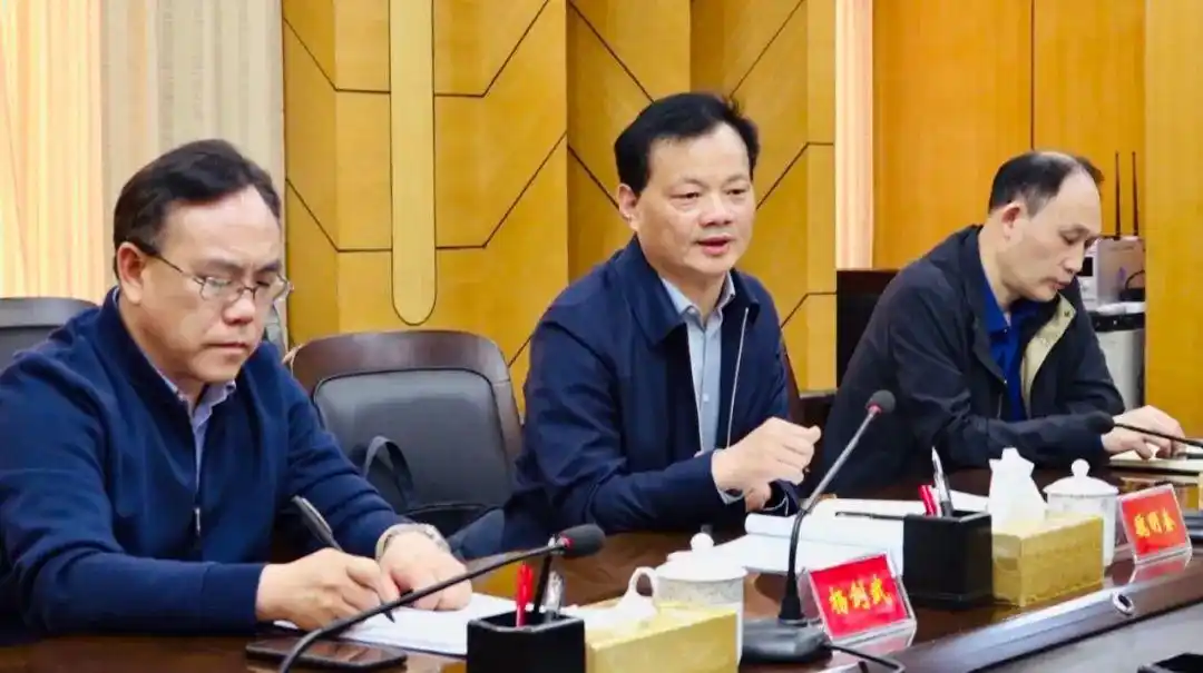 会上,张超峰汇报了我县近期安全生产工作以及下一步工作计划.