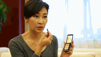 梁静化妆涂镜子gif动图_动态图_表情包下载_soogif