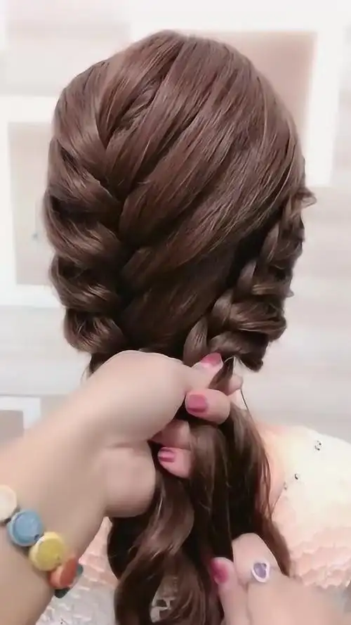 女儿结婚妈妈发型这样扎惊艳全场,高贵典雅,气质满满!