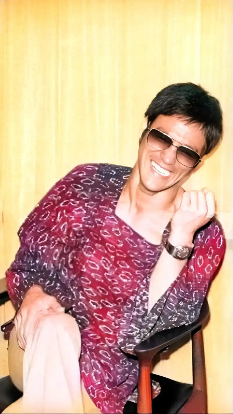 龙哥的笑容可以治愈一切!#李小龙 #老照片 #笑容杀 #明星 - 抖音